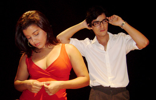 A peça mostra a rotina do casal Jorge e Malu,  vivido pelos atores Axson Bonini e Kássyla Corrêa (Foto: Divulgação)