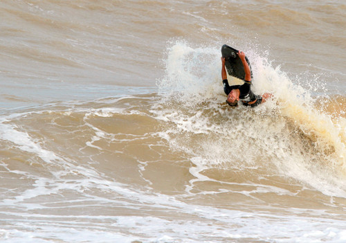 A Copa Farol de Bodyboarding reuniu os principais atletas da região e com a presença de um bom púbico, o mar apresentou  ondas de meio metro e com boas condições (Foto: Divulgação)