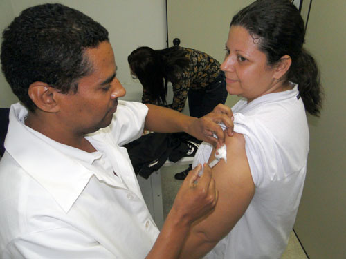 Foi encerrada nesta quinta-feira (28), no Hospital Geral de Guarus (HGG), a programação do Dia Mundial de Combate às Hepatites Virais com a vacinação dos funcionários (Foto: Fred Parente)