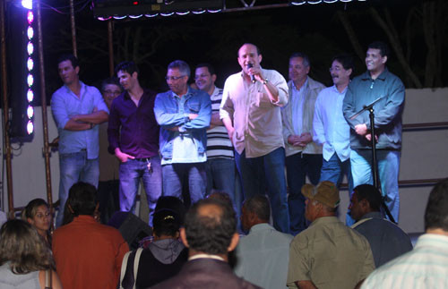 O Vice Prefeito, Doutor Chicão, inaugurou na noite desta quinta-feira (28) a Estrada do Carvão (Foto: Rogério Azevedo)