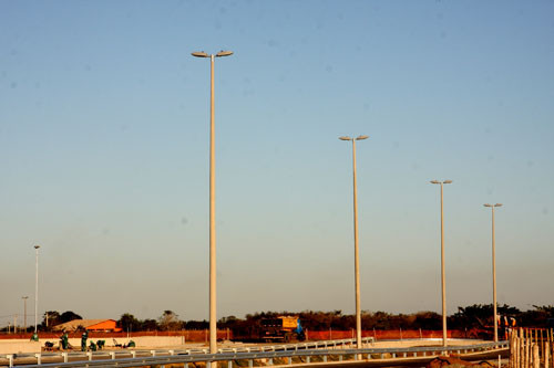 A Campos Luz, através do Programa Brilha Campos, está concluindo o trabalho de implantação de iluminação pública da rua de acesso ao Cepop (Foto: Divulgação)