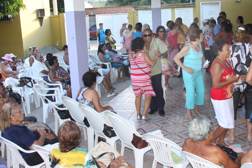 Os idosos do Clube da Terceira Idade participam constantemente de shows onde se divertem dançando (Foto: Rogério Azevedo)