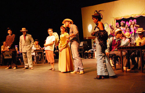 Em 2009 foi encenada a peça Tribobó City através do Curso Livre de Teatro (Foto: Antônio Leudo)