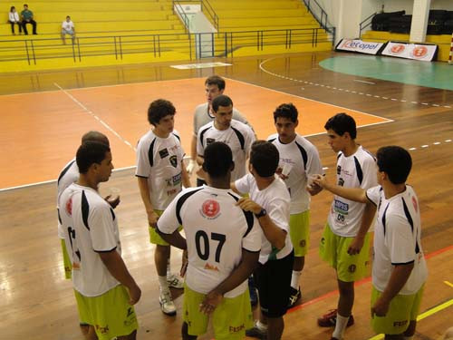 O treinador Leonardo Mantena espera um bom público e conta com a força e juventude de sua equipe (Foto: Divulgação)