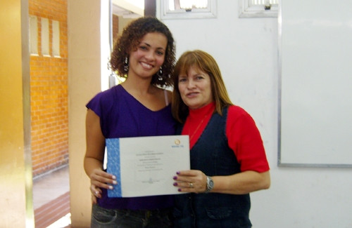 Juliana Arêas, de 26 anos, colocou em prática o que aprendeu no Curso de Assistente Administrativo oferecido pela prefeitura, em parceria com o Senac,  e adquiriu experiência em emprego que conseguiu através do Balcão de Emprego (Foto: Arquivo)