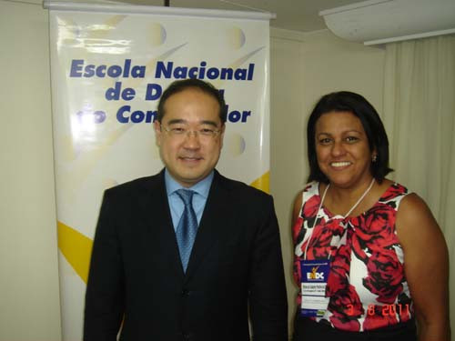 Secretária Rosangela Tavares e o ex-diretor do DPDC do Ministério da Justiça, Ricardo Morishita (Foto: Divulgação)