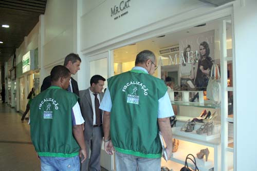O departamento de fiscalização do Procon/Campos vai atuar, a partir de segunda-feira (8), nos  shoppings da cidade, com o objetivo de orientar os consumidores sobre as compras dos presentes para o Dia dos Pais (Foto: Antônio Leudo)