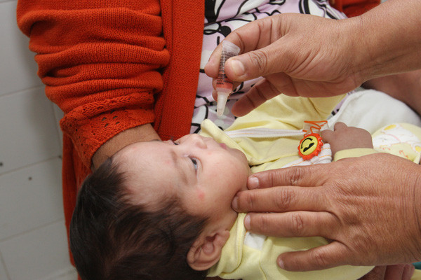 Todas as crianças de até 5 anos de idade devem procurar os polos de vacinação (Foto: Rogério Azevedo)