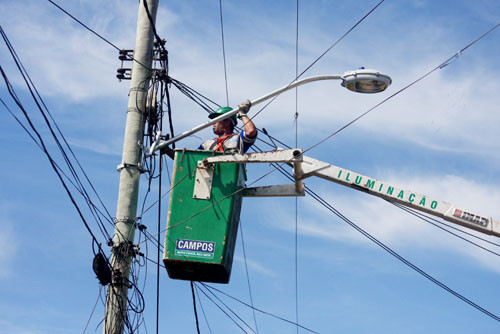 Somente no primeiro semestre de 2011, o Programa de Revitalização da Iluminação Pública Brilha Campos atendeu a mais de nove mil solicitações de manutenção (Foto: Check)