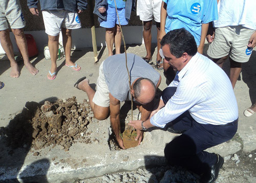 O secretário de Meio Ambiente, Frederico Paes,  foi ao Abrigo João Viana nesta terça- feira (16) para fazer o plantio de árvores junto dos pacientes e funcionários do local (Foto: Divulgação)