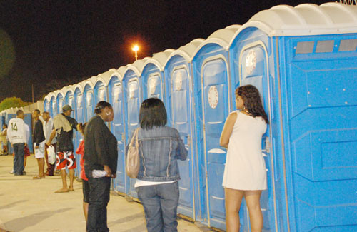 Os banheiros químicos estão na concentração, dispersão, entre outros (Foto: Antônio Leudo)