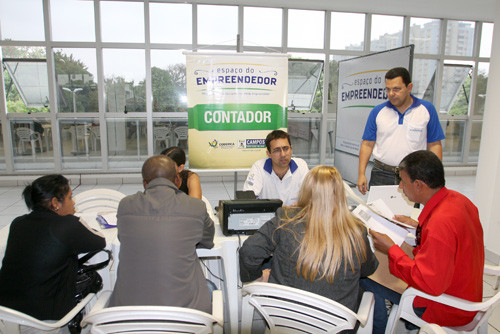 Cerca de 100 pessoas foram atendidas no Espaço do Empreendedor, nesta quarta-feira (17) (Foto: Roberto Jóia)