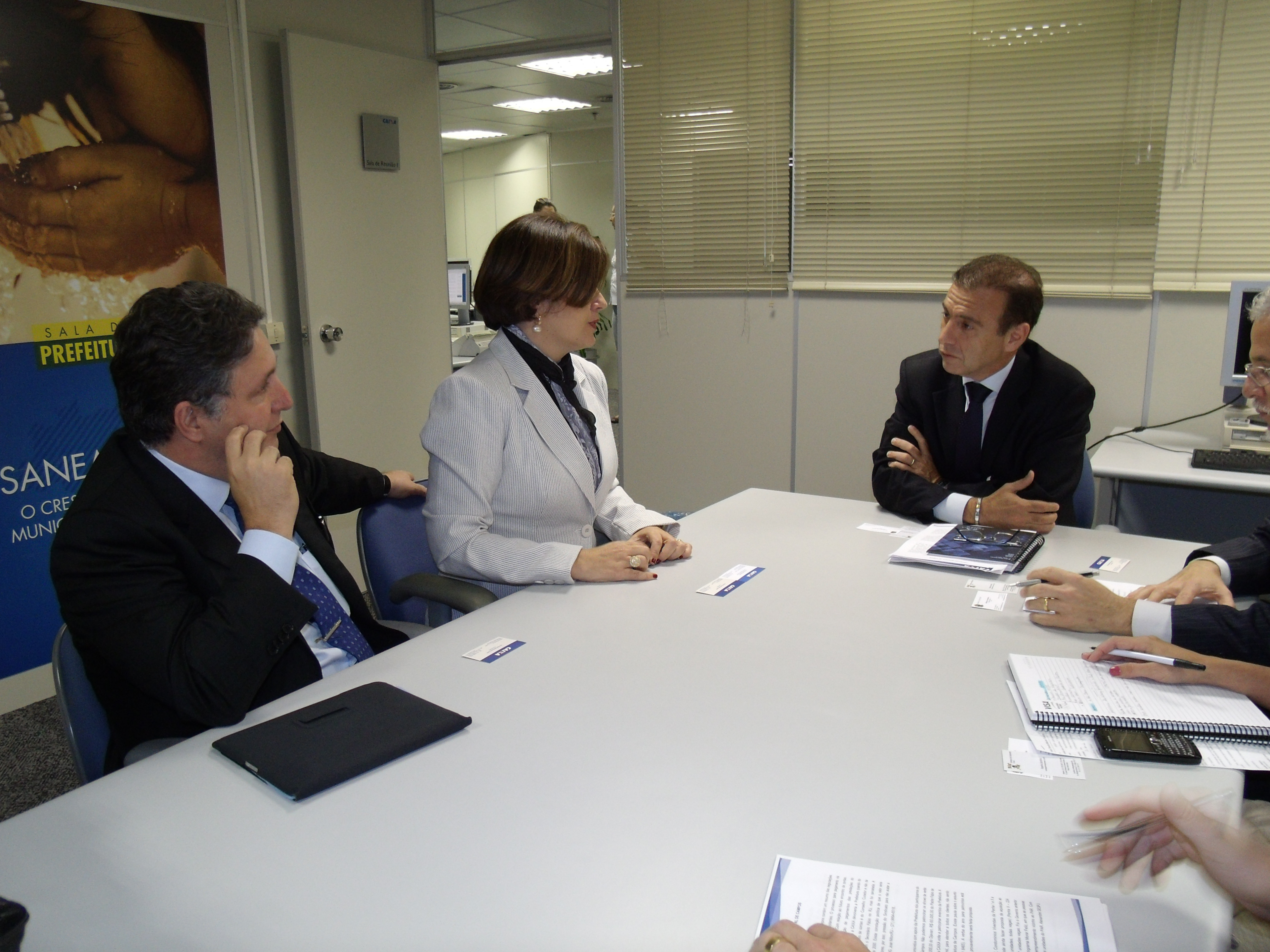 Acompanhada pelo deputado federal, Anthony Garotinho, a prefeita Rosinha se reuniu com superintendente da Caixa Econômica Federal, José Humberto Pereira (Foto: André Couto)