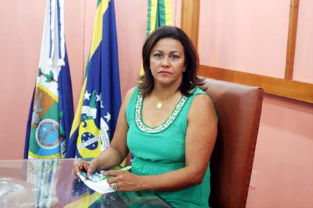 A secretária executiva do Procon, Rosângela Tavares, alerta aos consumidores que no caso de algum tipo de problema com o presente (Foto: Antônio Leudo)