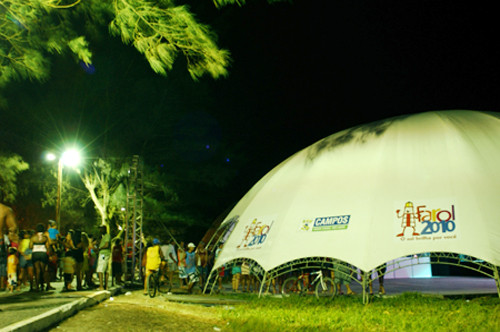 A Tenda Cultural está monatada na Orla na praia campista (Foto: César Ferreira)