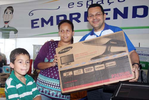 A cabeleireira, Priscila Pereira, foi uma das sorteadas com uma TV LCD (Foto: Gerson Gomes)