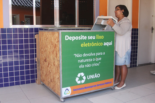 Posto de coleta de CPUs, e impressoras instalado na secretaria de Serviços Públicos (Foto: Rogério Azevedo)