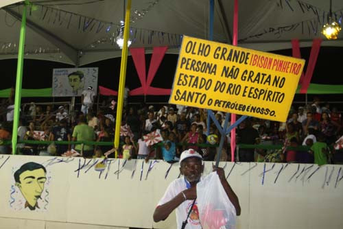 Jaburu, figura folclórica de Campos, percorreu a pista carregando uma placa de protesto (Foto: Philipe Moacir)