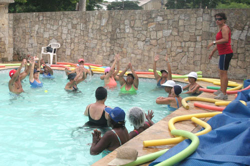 Dezenas de idosos são atendidos pelo Clube da Terceira Idade, no Parque Tamandaré, através das aulas de hidroterapia e hidroginástica (Foto: Francisco Isabel)