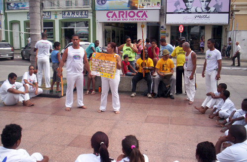 A Associação Fio de Esperança atua com ações para crianças em situação de risco social, os voluntários desenvolvem atividades esportivas e lúdicas, como capoeira, dança e outras atividades (Foto: Divulgação)