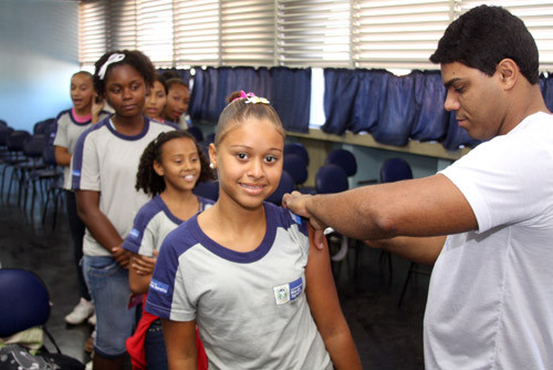 As meninas de 11 a 15 anos de idade continuam sendo imunizadas nas escolas do município, pela Secretaria de Saúde, com a primeira dose contra o vírus do papiloma humano (HPV) (Foto: Gerson Gomes)
