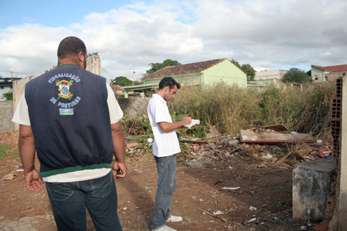 As notificações tem por objetivo cercar os espaços para evitar que moradores depositem lixo (Foto: Antônio Leudo)