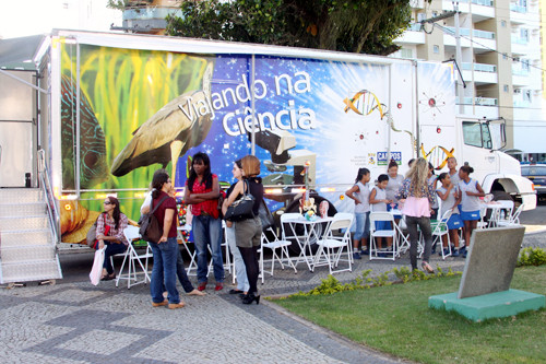 O caminhão onde vai funcionar o laboratório Viajando na Ciência foi entregue na semana passada pela Prefeita Rosinha Garotinho junto com o caminhão Viajando na Arte (Foto: Rogério Azevedo)