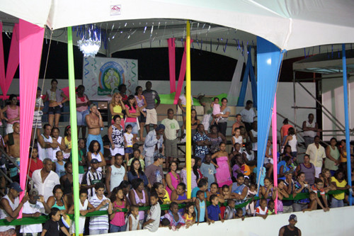Um grande público tem lotado as arquibancadas no carnaval fora de época (Foto: Antônio Leudo)