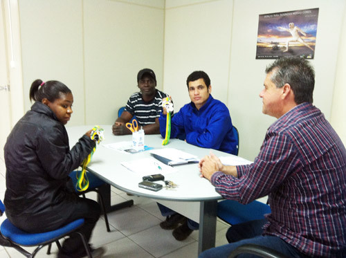 Os atletas estiveram na sede da FME, ao lado do técnico da equipe, Elspn Laurindo, para agradecer o apoio e apresentar os resultados (Foto: Divulgação)