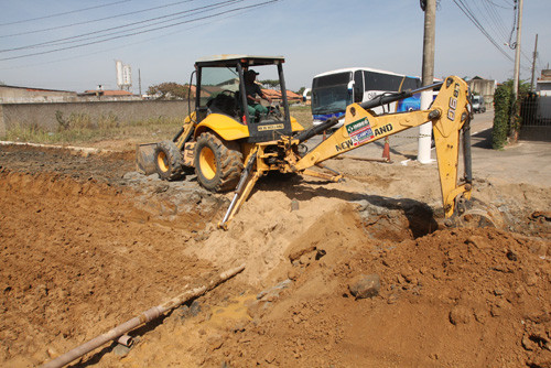 A obra da RJ-216 segue o cronograma normal. Várias frentes de trabalhadores e máquinas estão no local durante todo o dia (Foto: Roberto Jóia)