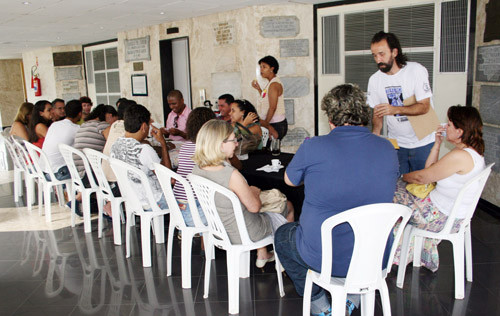 Contando com a presença de representantes dos 10 grupos participantes, foi realizado, nesta quarta-feira (14), no Teatro Trianon, o sorteio da ordem de apresentação dos espetáculos que concorrem no II Festival Estudantil de Teatro de Campos (Fet (Foto: Divulgação)