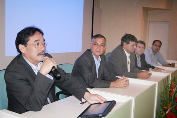 O secretário de Saúde, Paulo Hirano, lembrou que Campos é a única cidade do país a imunizar, gratuitamente, meninas de 11 a 15 anos de idade contra o vírus HPV (Foto: Antonio Leudo)