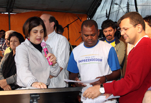 A prefeita Rosinha Garotinho entregou o Certificado de Empreendedor ao comerciante Paulo Jorge Nunes Júnior, 33 anos, neste sábado (17), durante a entrega da Praça da Tira Gosto (Foto: Antônio Leudo)