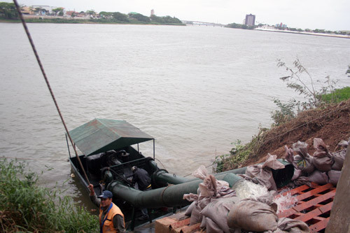 A balsa foi instalada no Rio Paraíba do Sul, embaixo da ponte Rosinha. (Foto: Antônio Leudo)