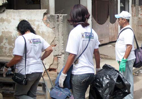 Serão 42 agentes de endemias percorrendo as ruas do distrito, retirando materiais que servem de criadouros para o mosquito transmissor (Foto: Antônio Leudo)