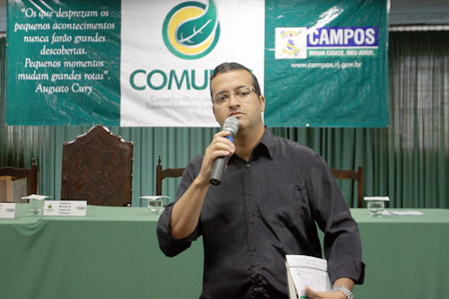 O engenheiro de transportes Lauro Nobre, que está acompanhando o levantamento realizado no município, apresentou, no início da reunião, um diagnóstico feito nos últimos meses pela Empresa Municipal de Transportes (Emut), que mostra uma radiograf (Foto: Rogério Azevedo)