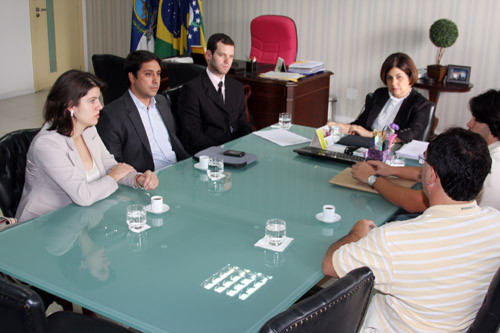 Executivos da MRV Engenharia estiveram nesta terça-feira (27) no Gabinete da Prefeita Rosinha Garotinho para anunciar a doação de área de 10 mil metros quadrados (Foto: Gerson Gomes)