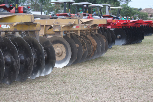 Com o Programa Patrulha Mecanizada, a prefeitura disponibiliza todo aparato de máquinas necessárias para a manutenção de pequenas propriedades (Foto: Gerson Gomes)