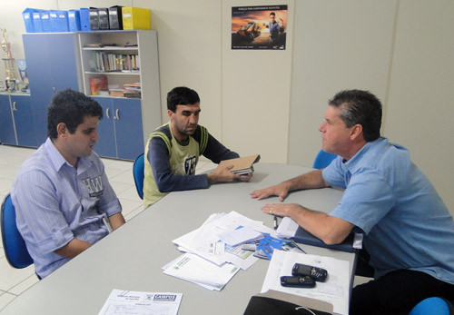 O presidente da FME, Magno Prisco, recebeu dois atletas na sede da instituição e acredita na vitória dos selecionados e de Campos. (Foto: Divulgação)