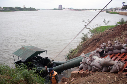A bomba mecânica instalada no Rio Paraíba do Sul vai permanecer no local por mais um mês (Foto: Antônio Leudo)