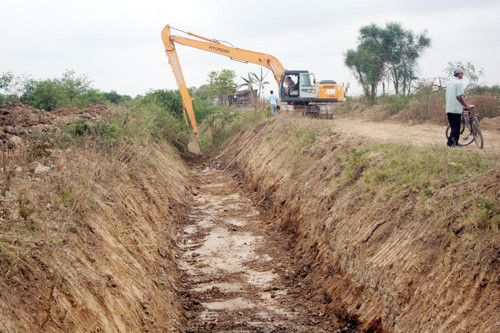 Para que o escoamento seja completo, é necessária limpeza do Canal do Canema, próximo ao local, que está completamente assoreado (Foto: Antônio Leudo)