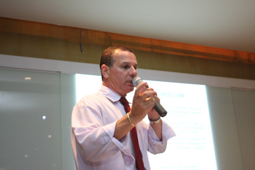 O presidente do Novo Fundecam (Fundo de Desenvolvimento de Campos), Otávio Amaral, ministrou a palestra sobre as Linhas de Crédito do Fundecam, no Auditório 1 do Centro de Convenções da Uenf (Foto: Rogério Azevedo)