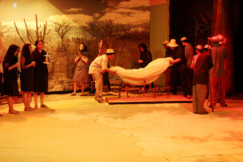 A peça Morte e Vida Severina, com alunos do Curso de Teatro da Fundação Municipal Zumbi dos Palmares (FMZP), continua em cartaz até este sábado (8), no Espaço Anexo do Palácio da Cultura (Foto: Antônio Leudo)