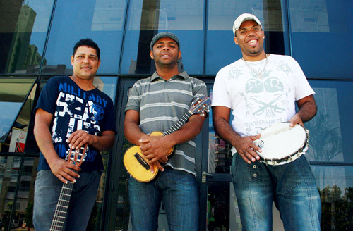 Formado por Luciano Manhães (violão), Leonardo Alvarenga (percussão), e Carlos Eduardo (voz cavaco), o grupo fará uma viagem pela obra de ícones do samba (Foto: Divulgação)