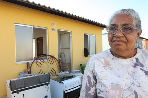 Dona Almira, que vai morar na nova casa junto com o marido e com o filho e agradeceu a Prefeita Rosinha a nova conquista (Foto: Rogério Azevedo)