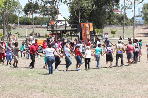 O projeto Gerações unidas, brincando de roda, comandado pelo professor Serjão, uniu as senhoras e a criançada na apresentação de cantigas de rodas (Foto: Jônatas Manhães)