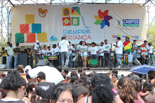 Bate Lata agita o público no Sempre Criança (Foto: Jônatas Manhães)