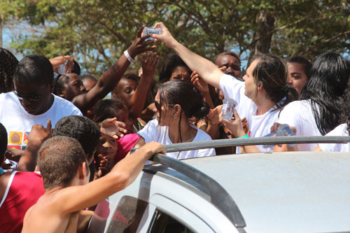 Além de outros ítens, a Prefeitura disponiliza água para a população no Sempre Criança (Foto: Jônatas Manhães)
