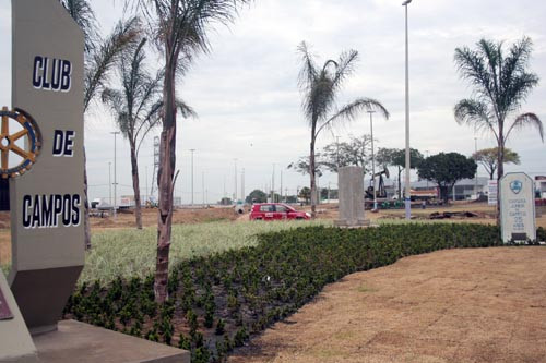 As intervenções paisagísticas nas áreas verdes da cidade já estão modificando a ambientação urbana, trazendo maior embelezamento e bem estar. (Foto: Divulgação)