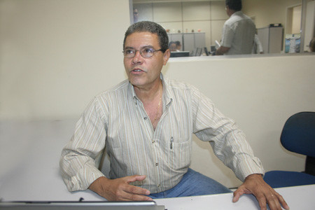 Presidente da Fundação da Infância, Mario Lopes, chama a atenção para a data de inscrição. (Foto: Antônio Leudo)